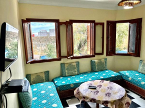soleado apartamento al lado de la preciosa medina , a 3 minutos de la playa andando I
